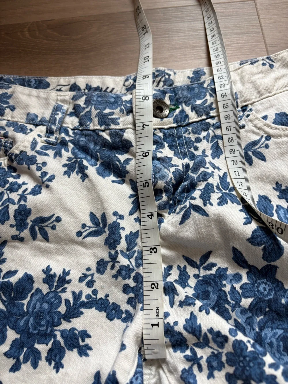 Tommy Hilfiger Floral Print Denim Shorts in white and blue- size 4